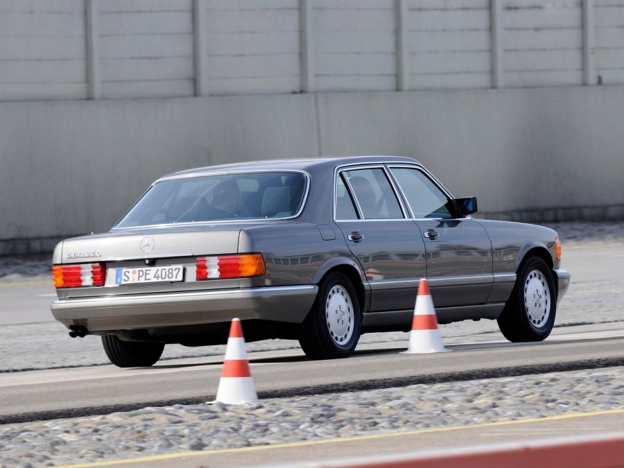  Mercedes-Benz 560 SEL 1985 года  (фото 2 из 14)